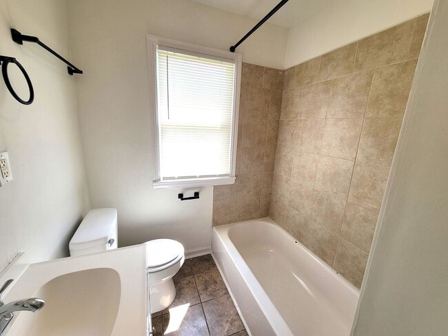 Building Photo - Adorable 2-bedroom ready now!