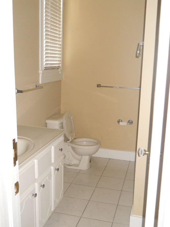Building Photo - Beautiful, well maintained older home in t...
