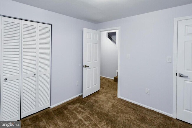 Building Photo - 915 Westlake Dr