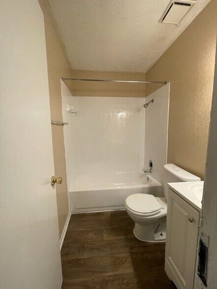 Building Photo - 3917 Bonnie Dr