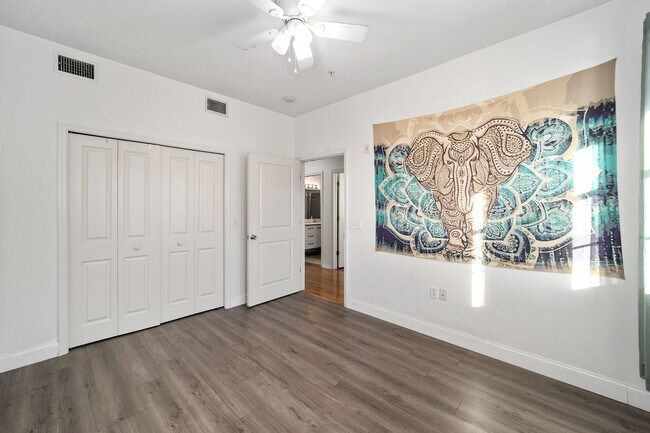 Building Photo - Stylish 2/1 condo in downtown Gainesville w/ parking and laundry