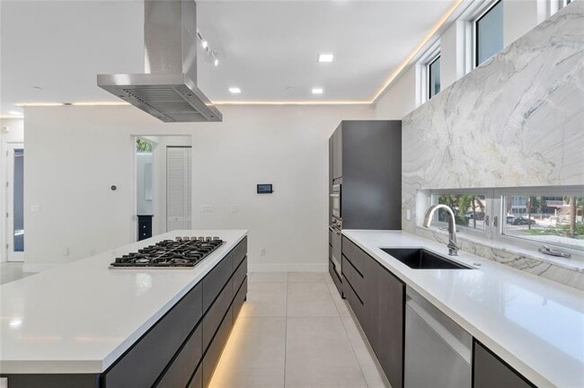 Building Photo - 3270 NE 15th St