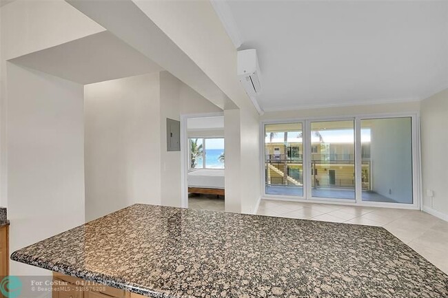 Building Photo - 1041 Hillsboro Mile