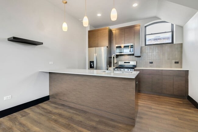 Building Photo - 6 E Downer Pl