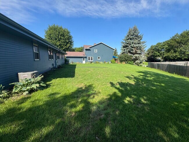 Building Photo - 1614 Stardust Dr