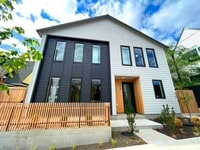 Building Photo - Stunning Modern Townhome-Style Unit with Washer/Dryer Included, A/C!