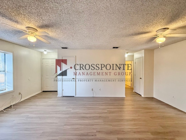 Building Photo - Two Bedroom, 1 Bathroom Duplex!