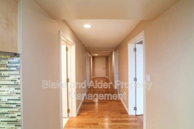 Building Photo - 4330 SW Council Crest Dr