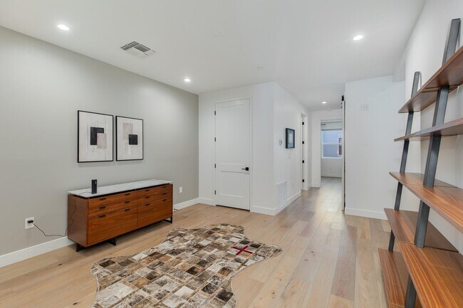 Building Photo - 5151 N 13th Pl