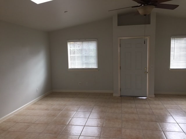 Building Photo - Cozy Studio