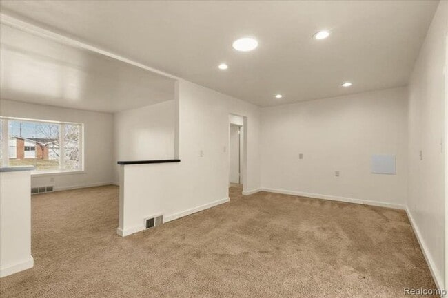 Building Photo - 10343 N Oak Dr