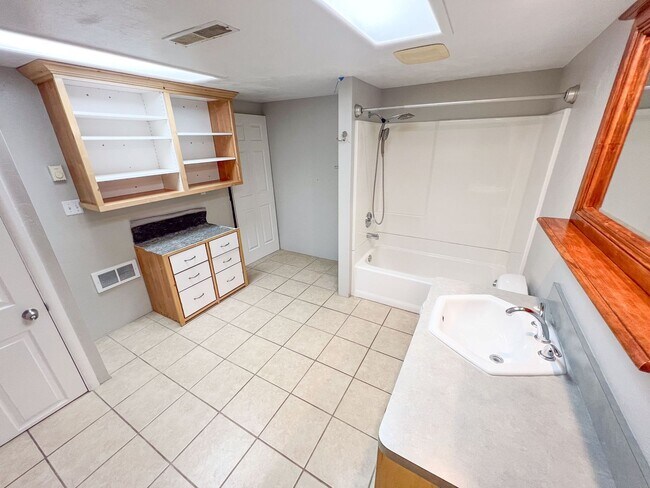 Building Photo - 147 W Fremont Ave