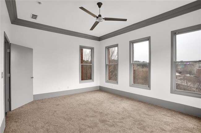 Building Photo - 745 Fountainhead Ln NE