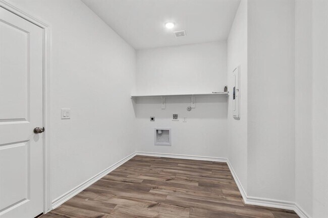 Building Photo - 15818 Dove Holw Dr