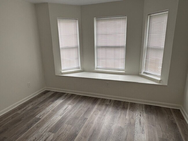 Building Photo - 203 Lake Forest Dr