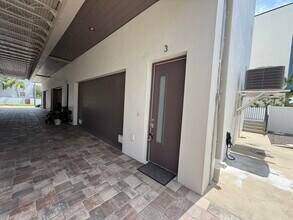 Building Photo - W McElroy Ave #3