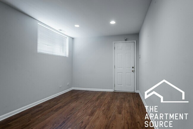 Building Photo - 3216 N Racine Ave