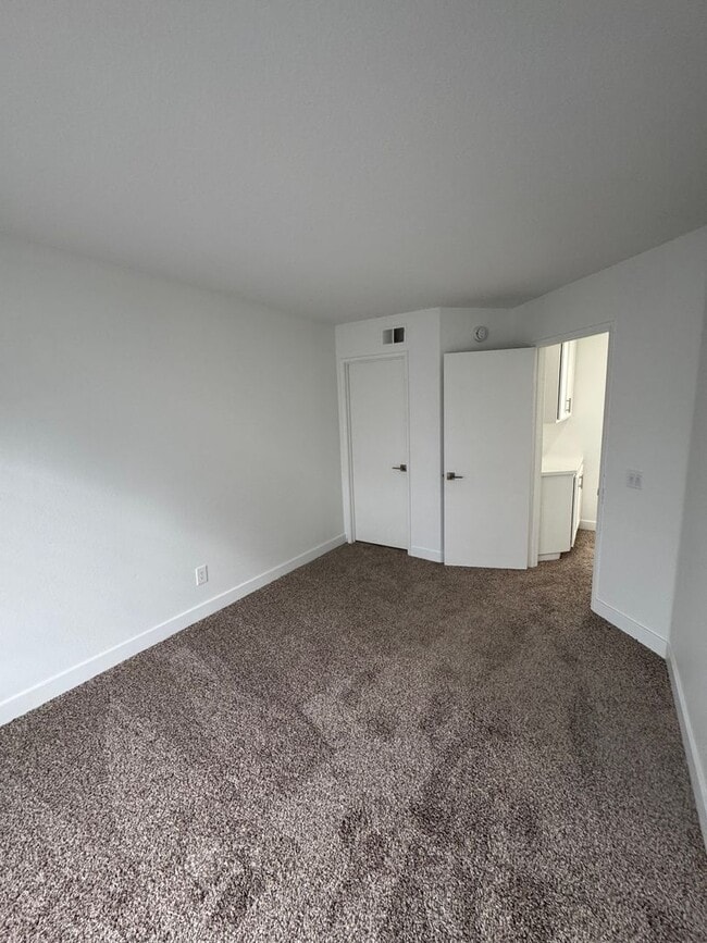 Building Photo - Condo with Amazing Lake View!