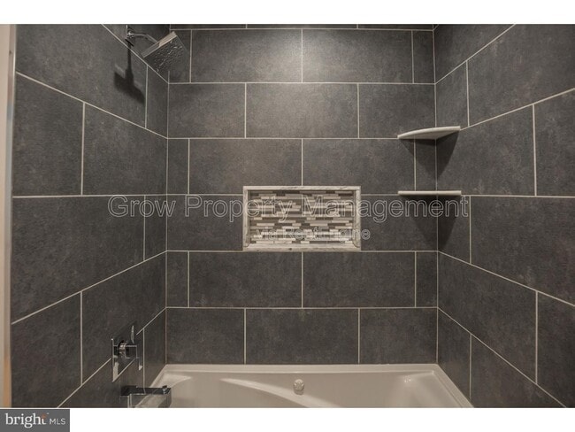 Building Photo - 533 Manton St