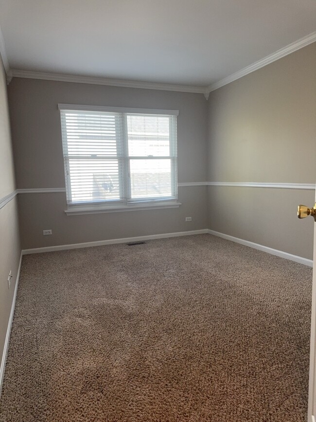 Building Photo - 552 Fairfax Ln