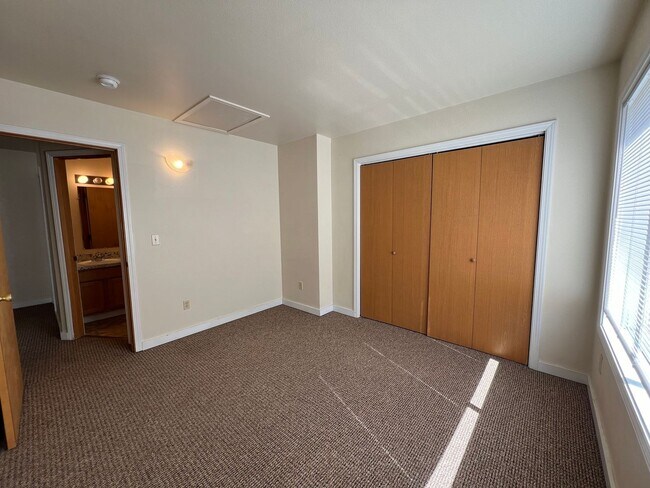 Building Photo - 1300 N Brooklane St