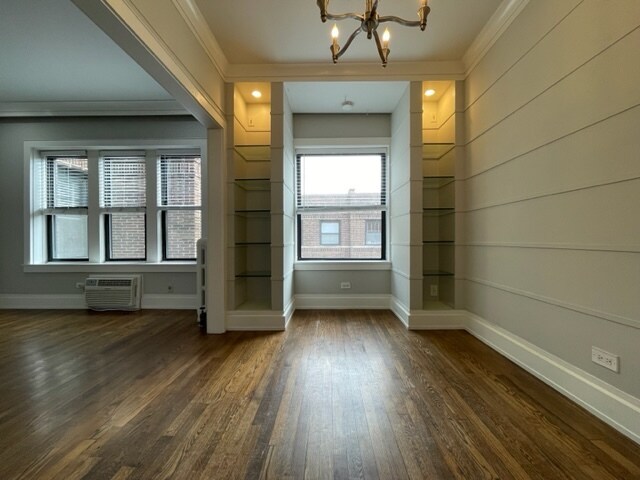 Building Photo - 742 W Addison St