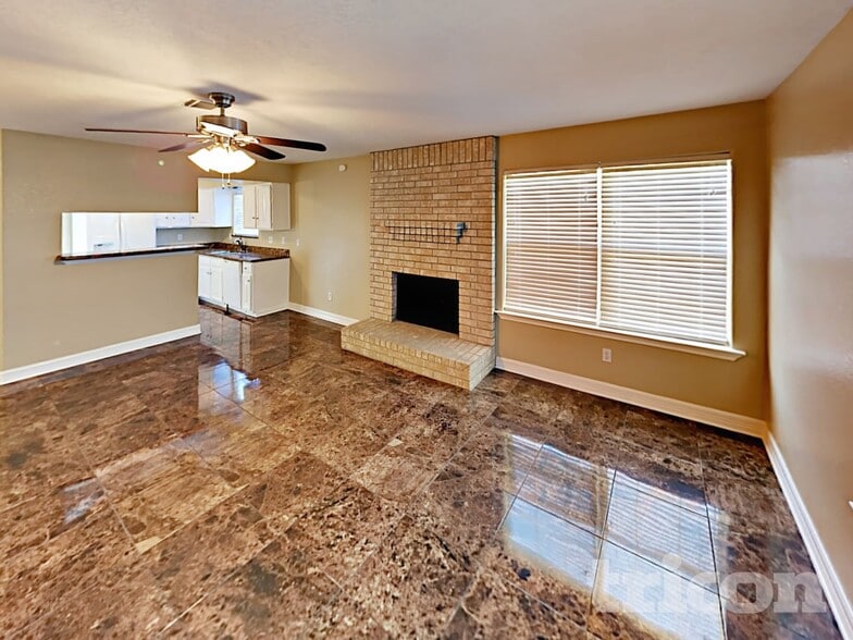 Building Photo - 1715 Evesham Dr