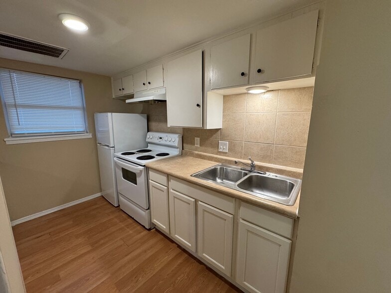 Building Photo - 1034 W Village Ct