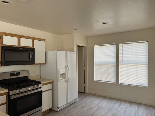 Building Photo - 876 Adobe Flat Dr