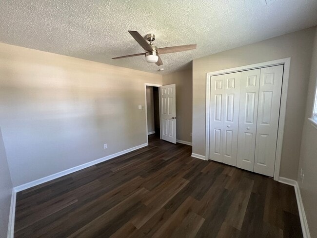 Building Photo - Beautiful 2 bedroom 2 bath single family house with fence, located in central Jacksonville. Close...