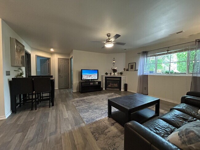 Building Photo - Cozy 2 Bed, 1 Bath Apartment with Fireplac...