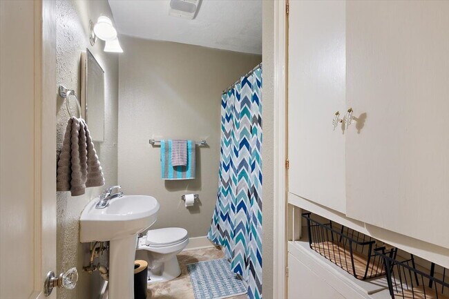 Building Photo - FULLY FURNISHED!! Belhaven Bombshell!