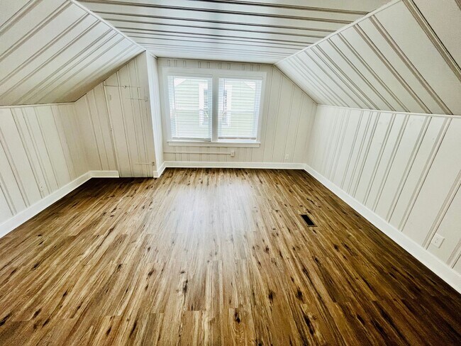 Building Photo - Three Bedroom Modern Farmhouse in Southern...