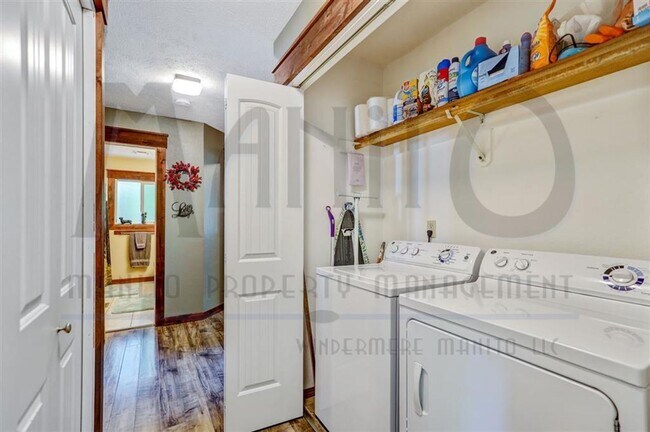 Building Photo - Spacious South Hill Rancher