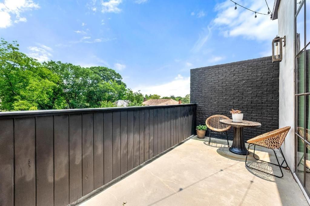 Building Photo - 1008 Albion Ave NE