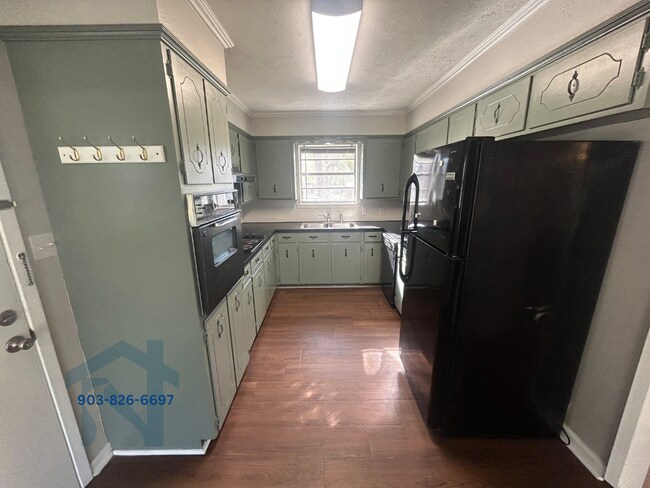 Building Photo - 1025 Crestview Dr S