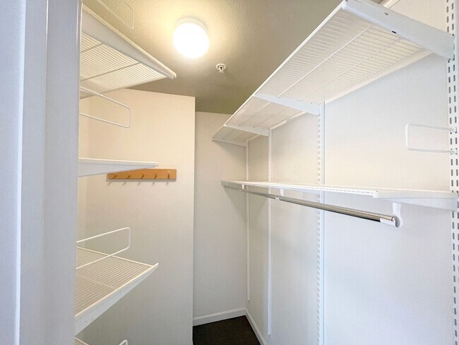 Building Photo - Twin Peaks: Remodeled Condo with Garage Pa...