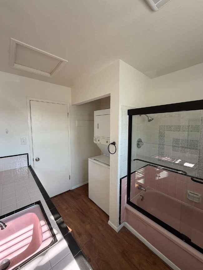 Building Photo - Charming 2 Bed / 1 Bath Back House – Utilities Included