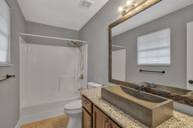 Building Photo - Knoxville 37912 - 3 bedroom 2 bath - call Kathy Leveille 865-556-0370