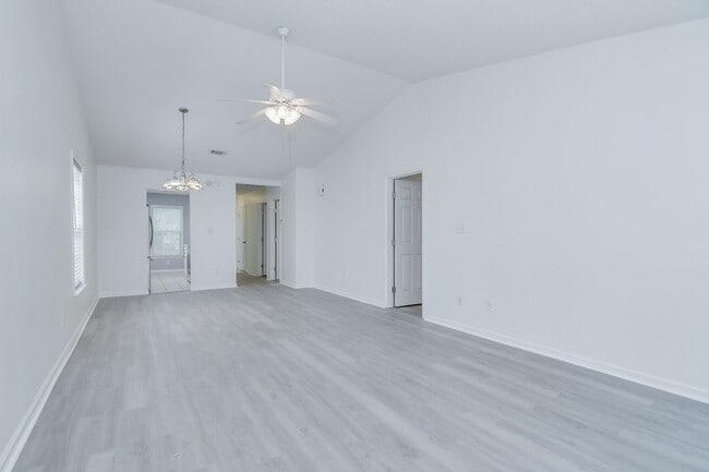 Building Photo - 2 Bedroom 2 Bath Townhouse