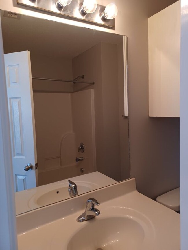 Building Photo - Awesome Location. South Nashville Townhome...