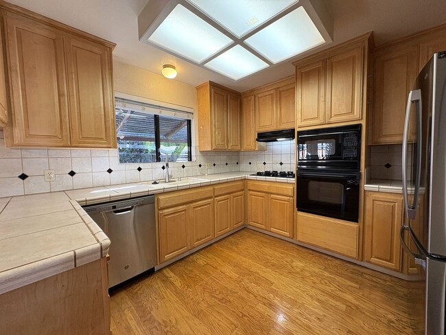 Building Photo - Spacious 3BD/2BA Redwood City Home | Two L...