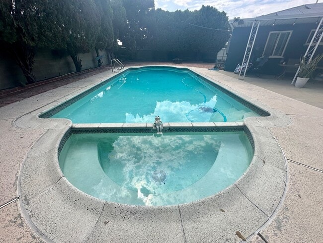 Building Photo - Private oasis in Oak Park