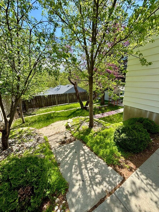 Building Photo - 3 Bedroom House in Morningside