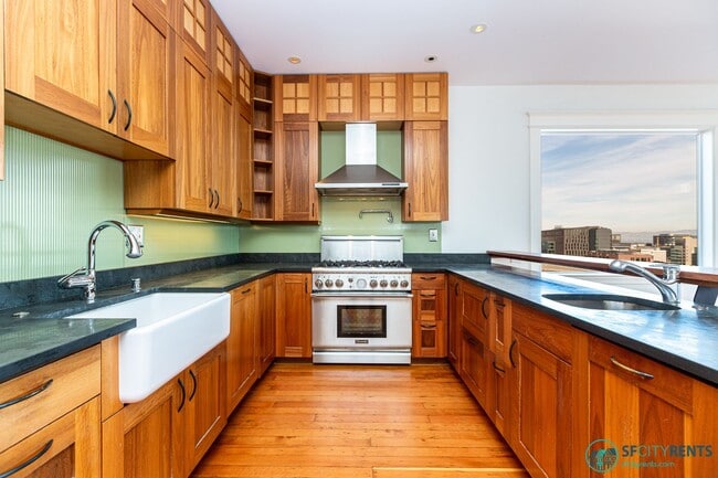 Building Photo - Potrero Hill: Remodeled Top Floor with City Views, Bonus Room & 2 Car Parking