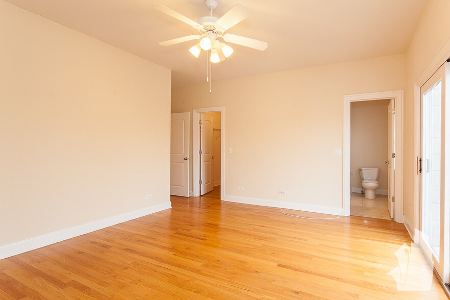 Building Photo - 3829 N Southport Ave