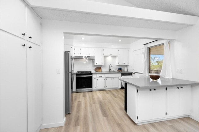 Building Photo - Mid-Century Home in Prime East Sierra Madr...