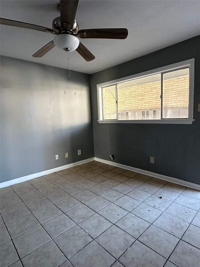 Building Photo - 516 Holiday Dr