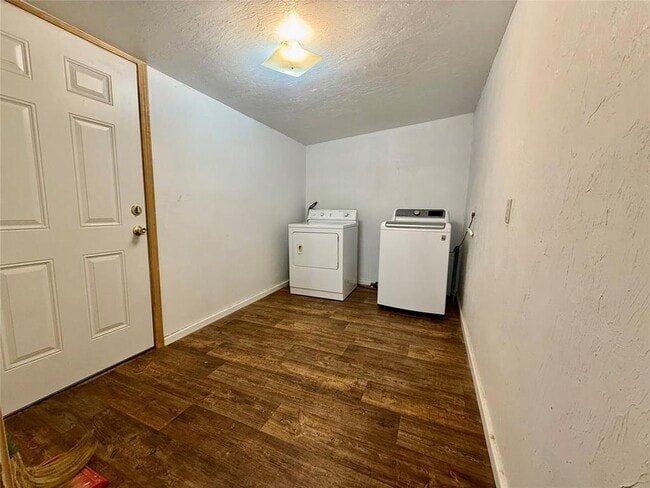 Building Photo - 1013 W 3rd St