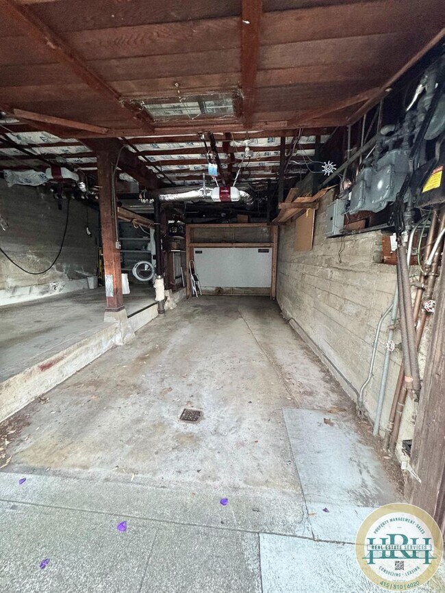 Building Photo - Tranquil & Spacious 2 BR/Den/ 1 BA Condo in the Central Richmond District